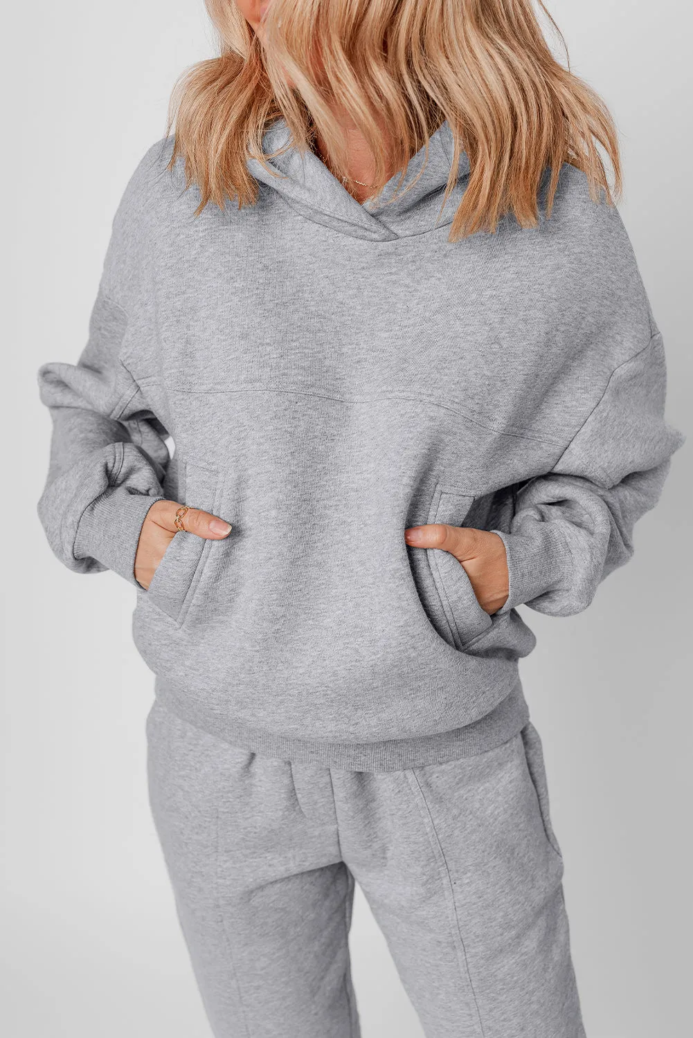 Ensemble de vêtements de sport gris uni à capuche et jogging à coutures apparentes